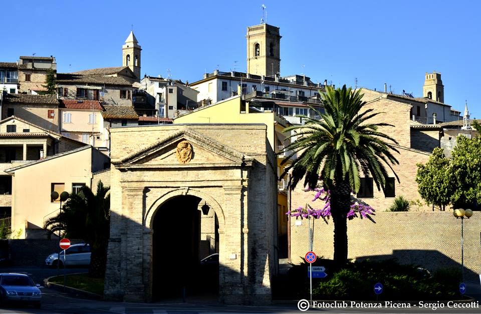 La porta storica di Potenza Picena che guarda verso Macerata